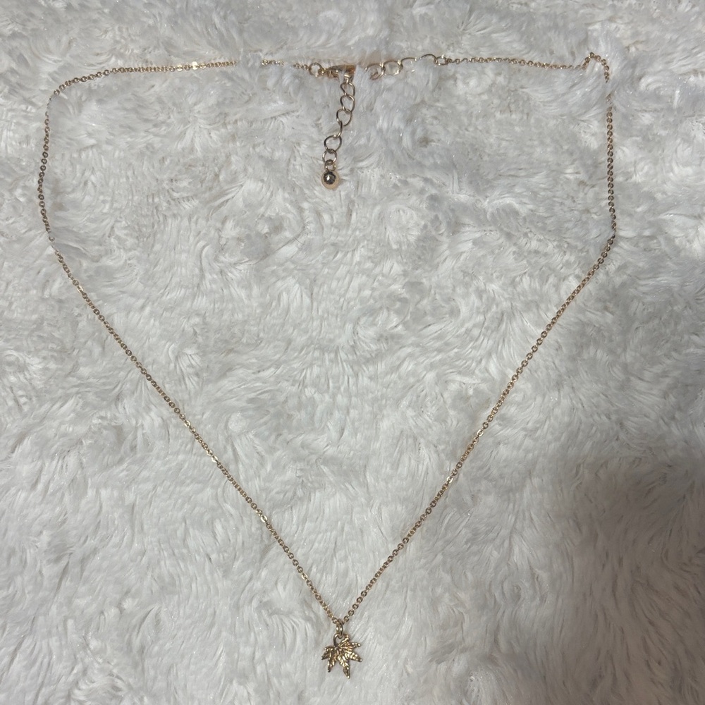 Chic Gold Necklace with Leaf Charm